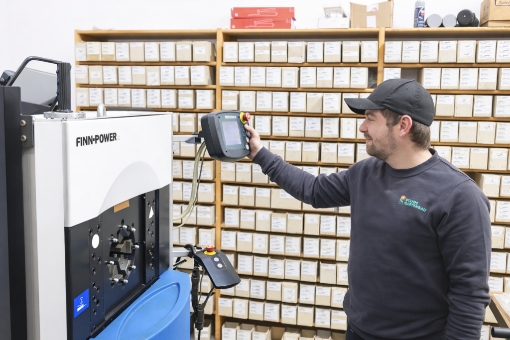 Alex Heuser an der FINN-POWER Pressmaschine